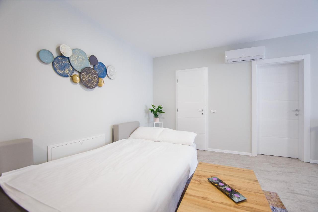 Retreat To A Stylish Home At West Residence Орадеа Екстериор снимка