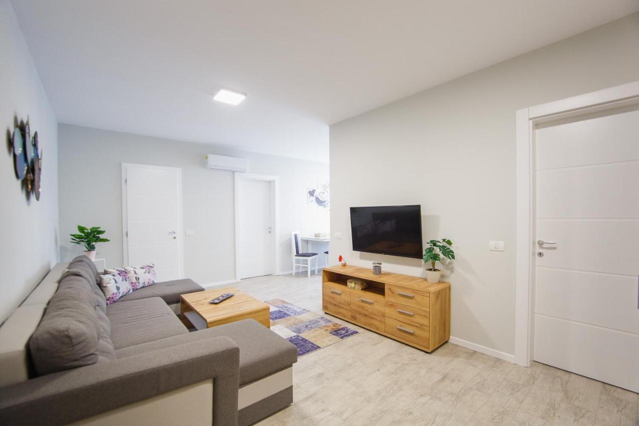 Retreat To A Stylish Home At West Residence Орадеа Екстериор снимка