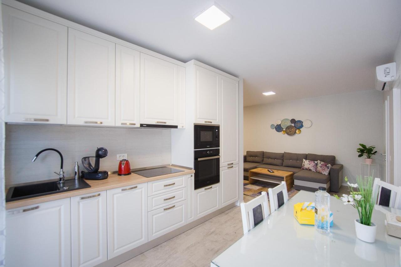 Retreat To A Stylish Home At West Residence Орадеа Екстериор снимка