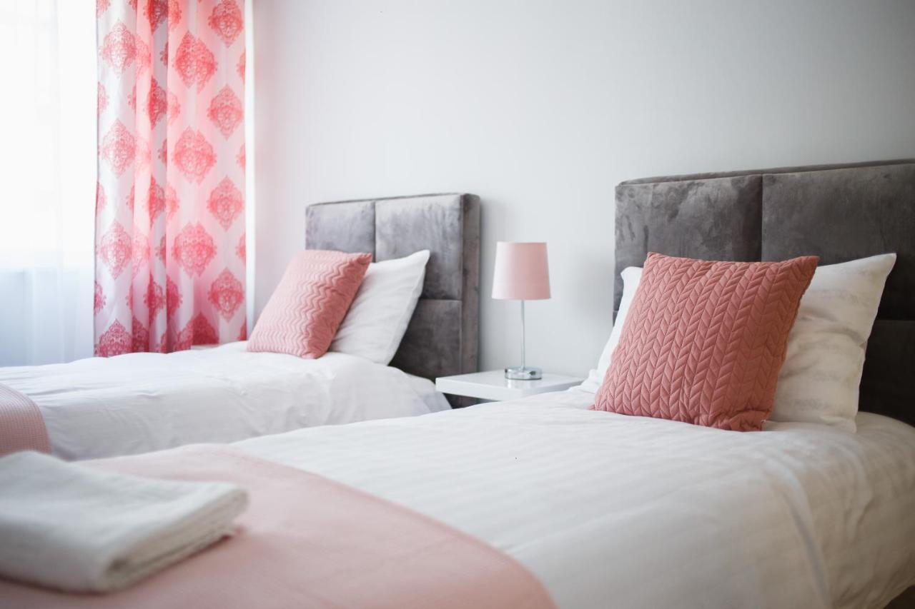 Retreat To A Stylish Home At West Residence Орадеа Екстериор снимка