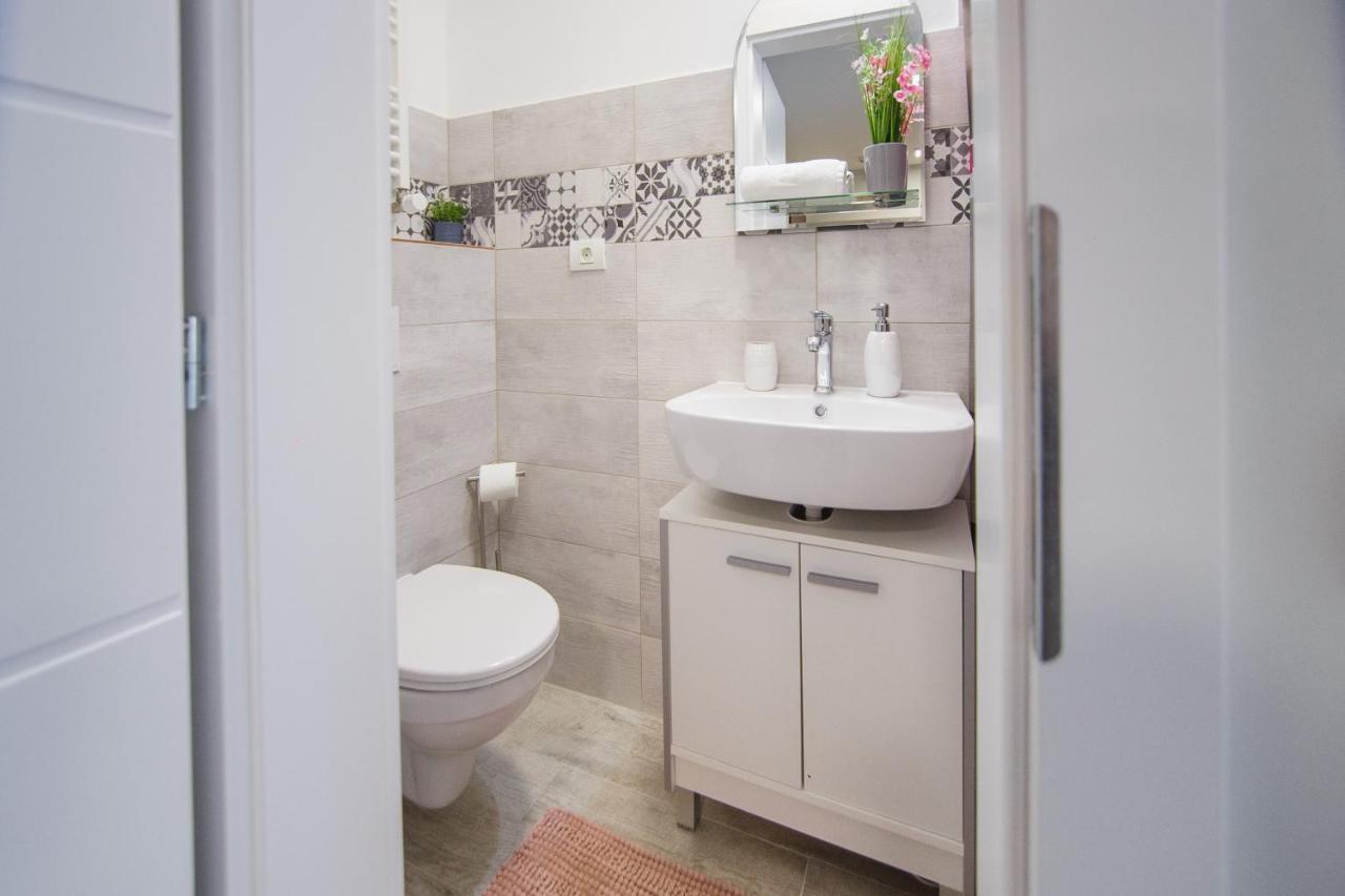 Retreat To A Stylish Home At West Residence Орадеа Екстериор снимка