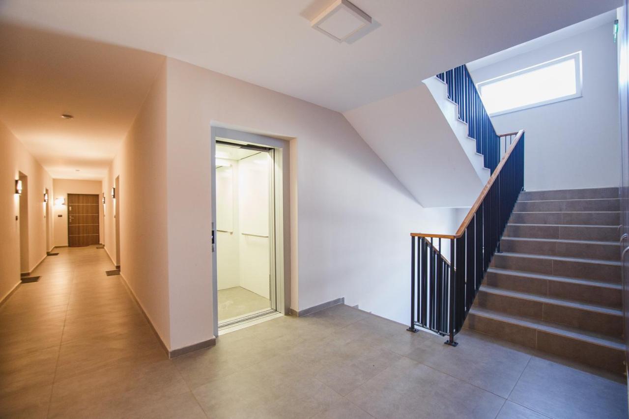 Retreat To A Stylish Home At West Residence Орадеа Екстериор снимка