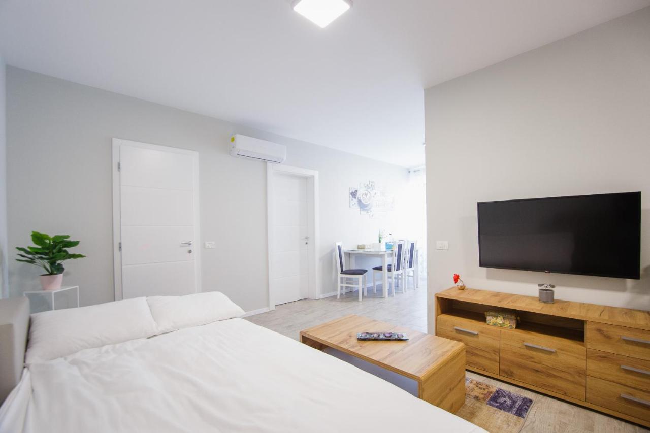Retreat To A Stylish Home At West Residence Орадеа Екстериор снимка